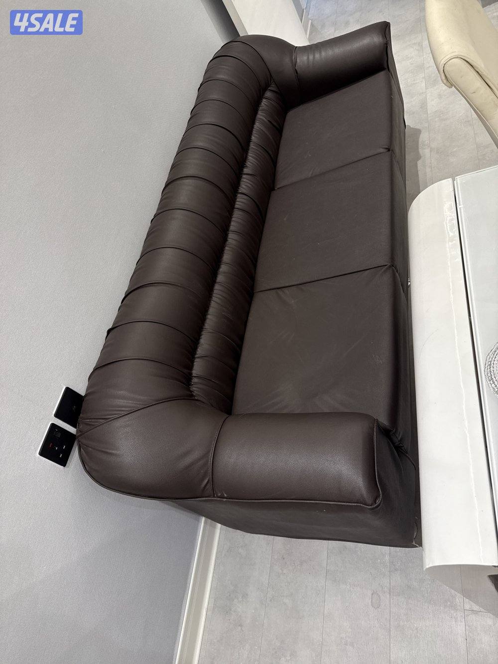 للبيع كاونتر استقبال ١٠كرسي جلد ٤ستايرطقم كنب جلد بني كنبه ومرسين1