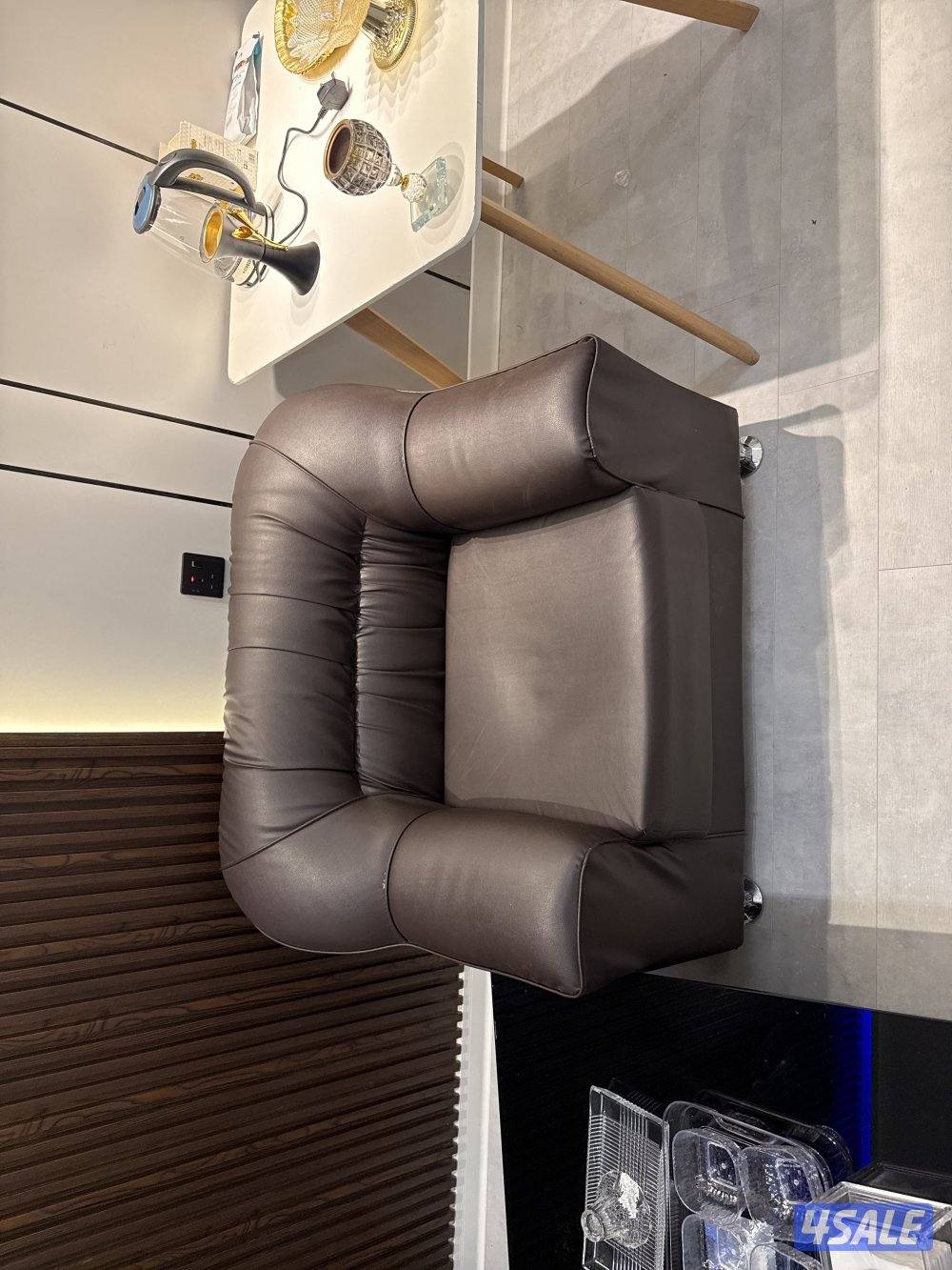 للبيع كاونتر استقبال ١٠كرسي جلد ٤ستايرطقم كنب جلد بني كنبه ومرسين4