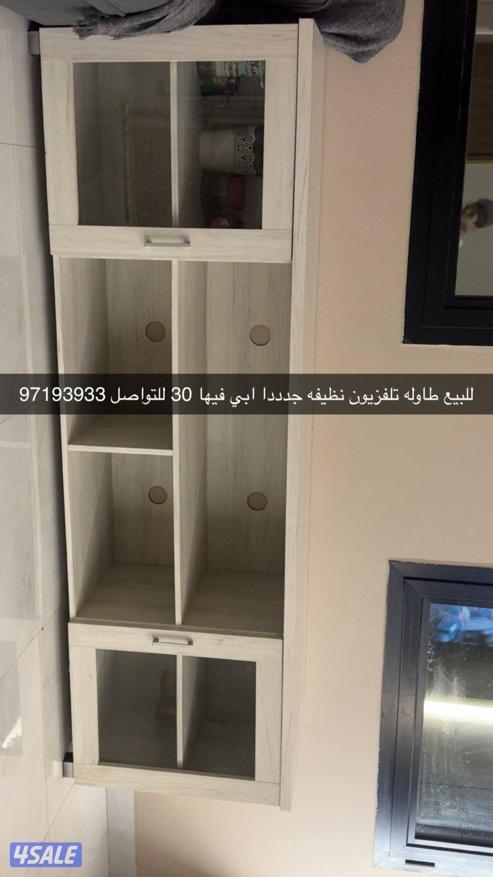 2 طاوله تلفزيون  ب 1 وطاوله قهوه ايكيا فيها خدوش بيسطه السعر 8 دنانير1