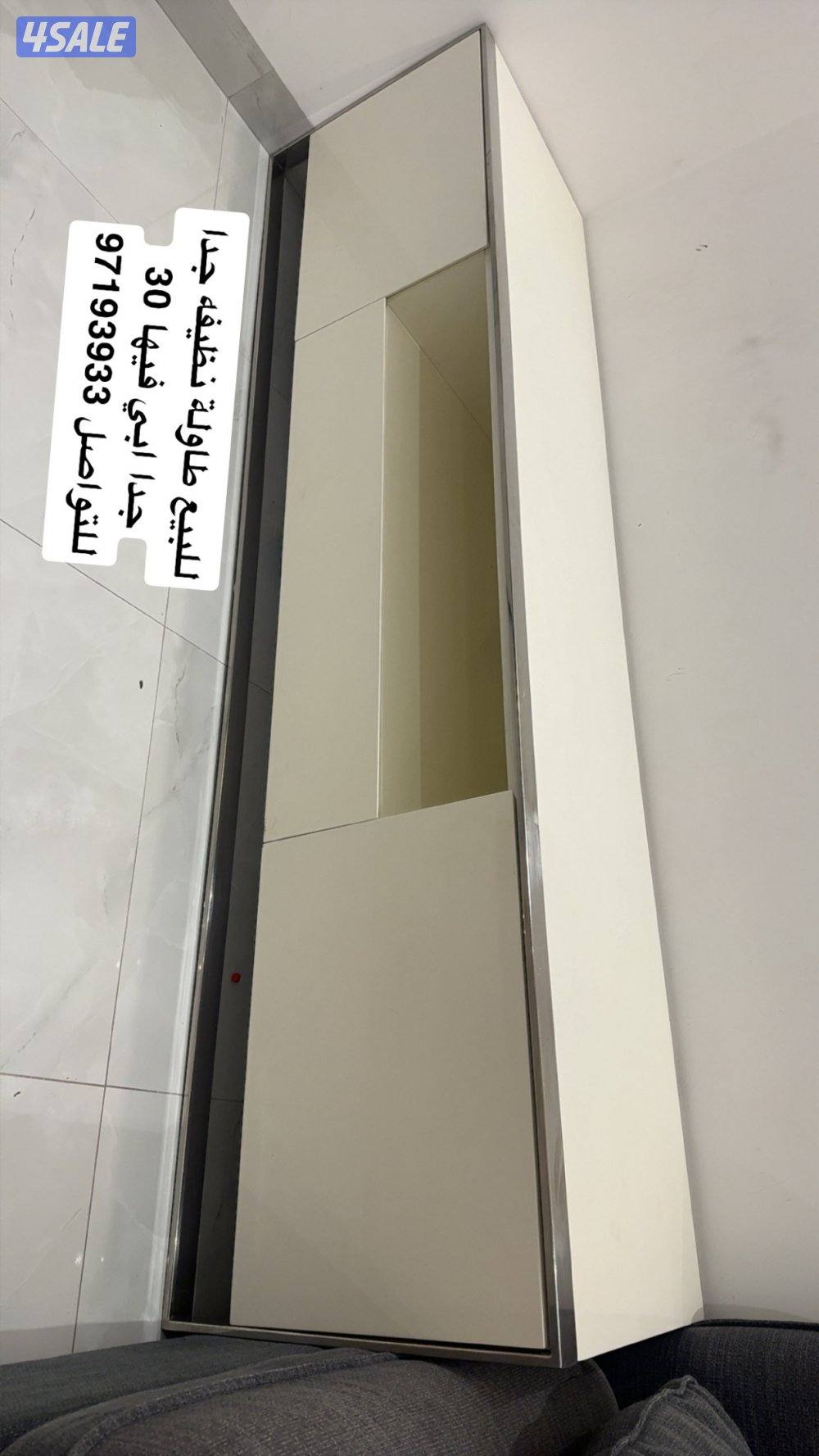 2 طاوله تلفزيون  ب 1 وطاوله قهوه ايكيا فيها خدوش بيسطه السعر 8 دنانير2