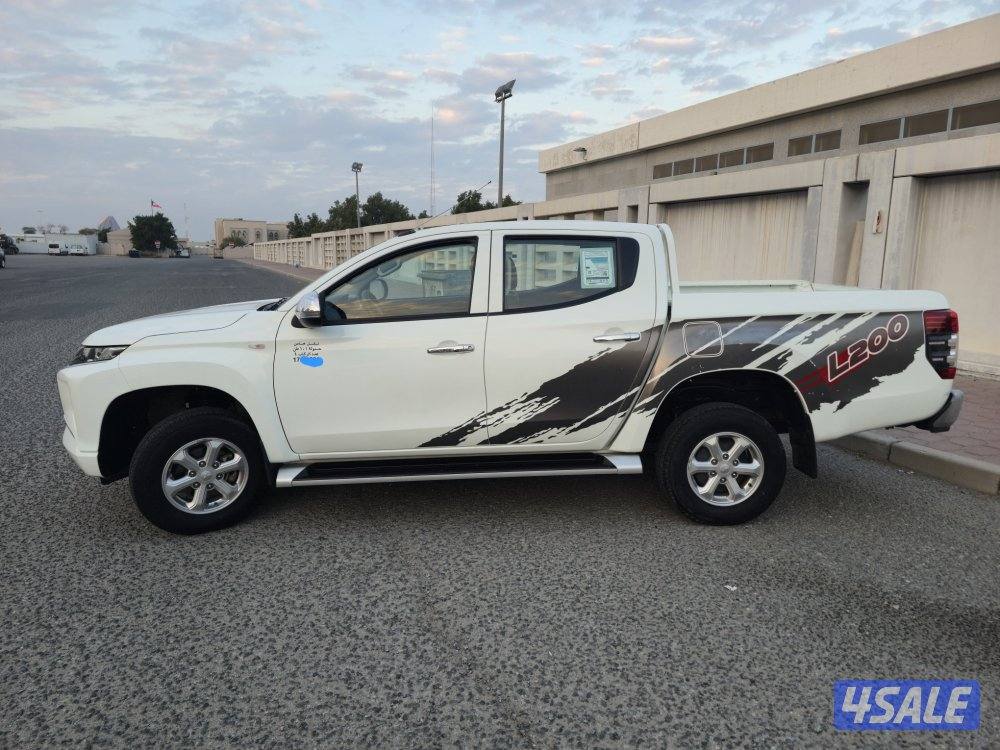 Mitsubishi L200 pick-up 4x4 double gear 2020 model (40,000 km)0