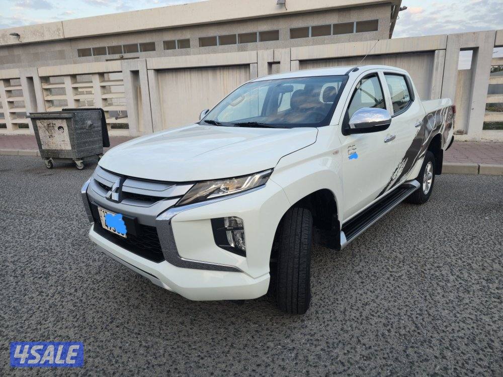Mitsubishi L200 pick-up 4x4 double gear 2020 model (40,000 km)1