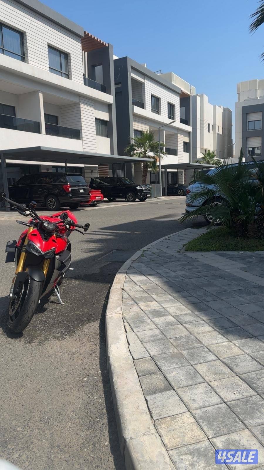 Ducati StreetFighter V4S2