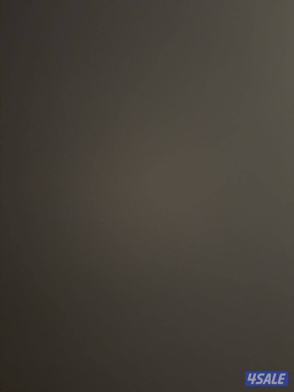 للايجار شقه فيها ثلاث غرف نوم منهم واحده ماستر  غرفه )خدم) مع حمامها0