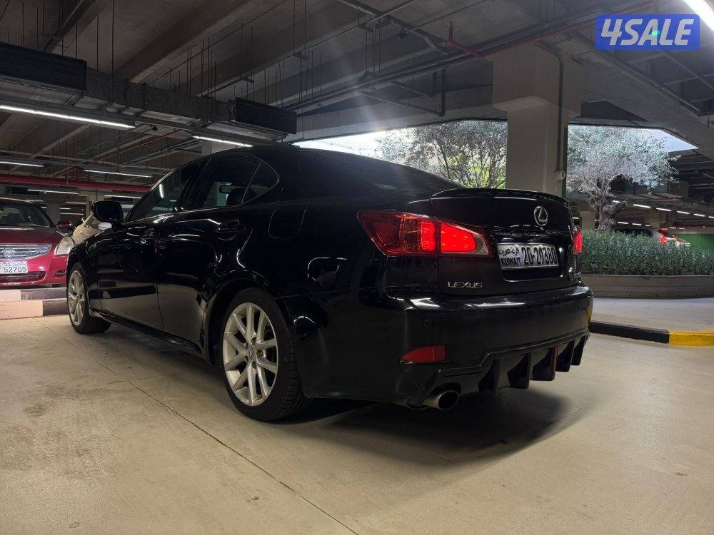 للبيع لكزس is300 موديل 20123