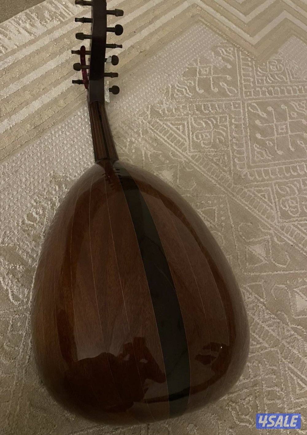 للبيع عود يوسف جمال صناعه 24 العود شبه جديد وصوته طيب علي السوم0