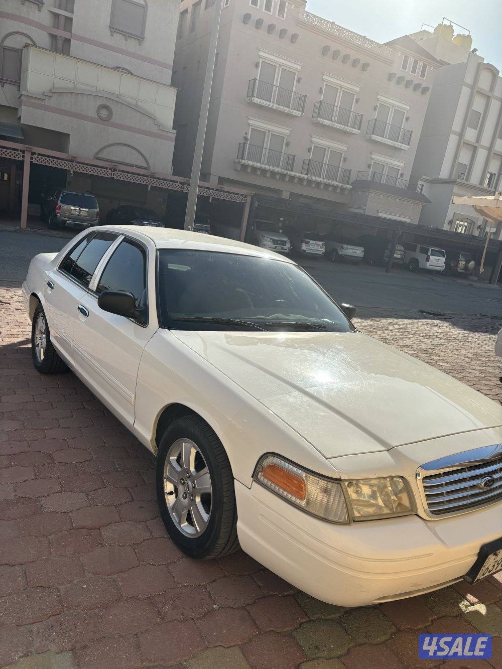 للبيع فورد فكتوريا 2012 ماشي 200الف شرط الفحص قير ماكينة شاصي3