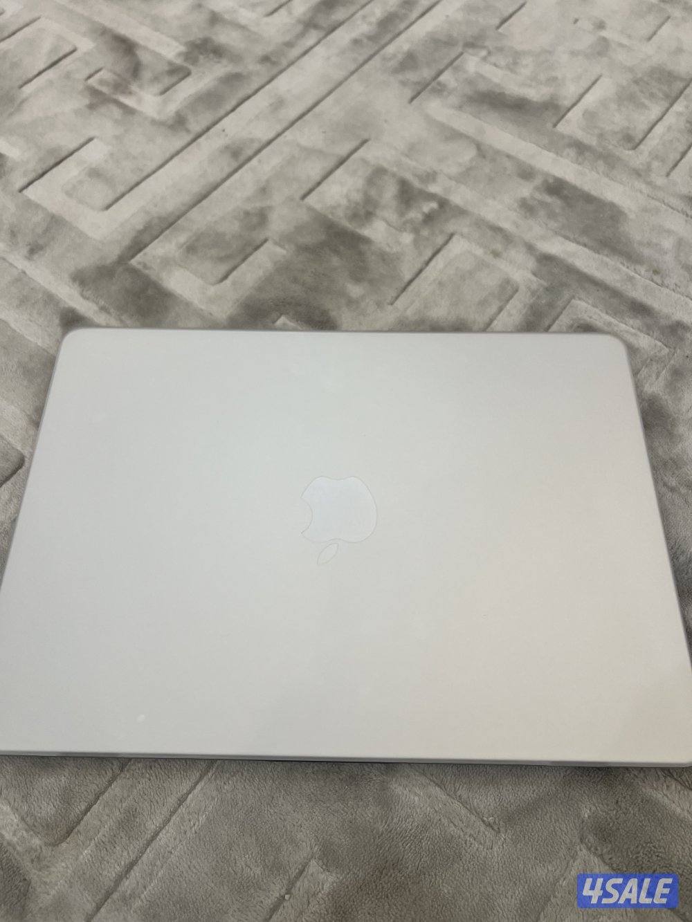 ماك بوك اير m4 شبة جديد مشحون مرتين فقط3