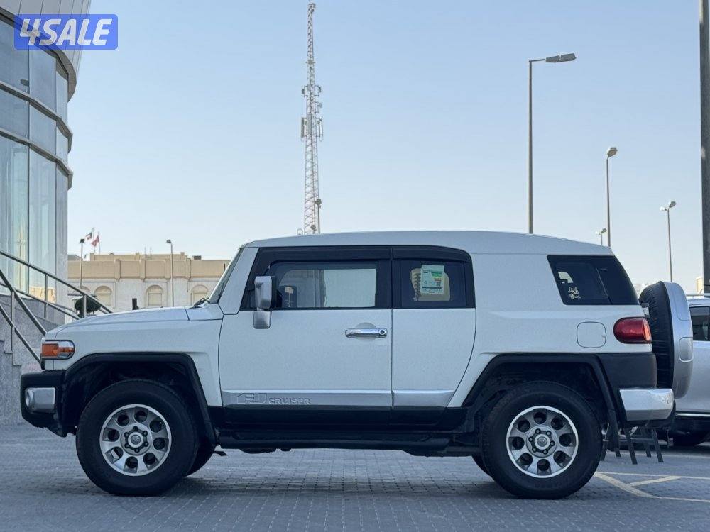 للبيع تويوتا اف جي موديل 20111