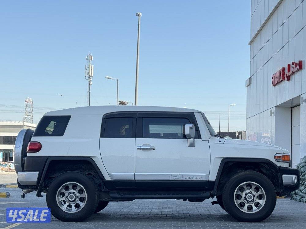 للبيع تويوتا اف جي موديل 20112