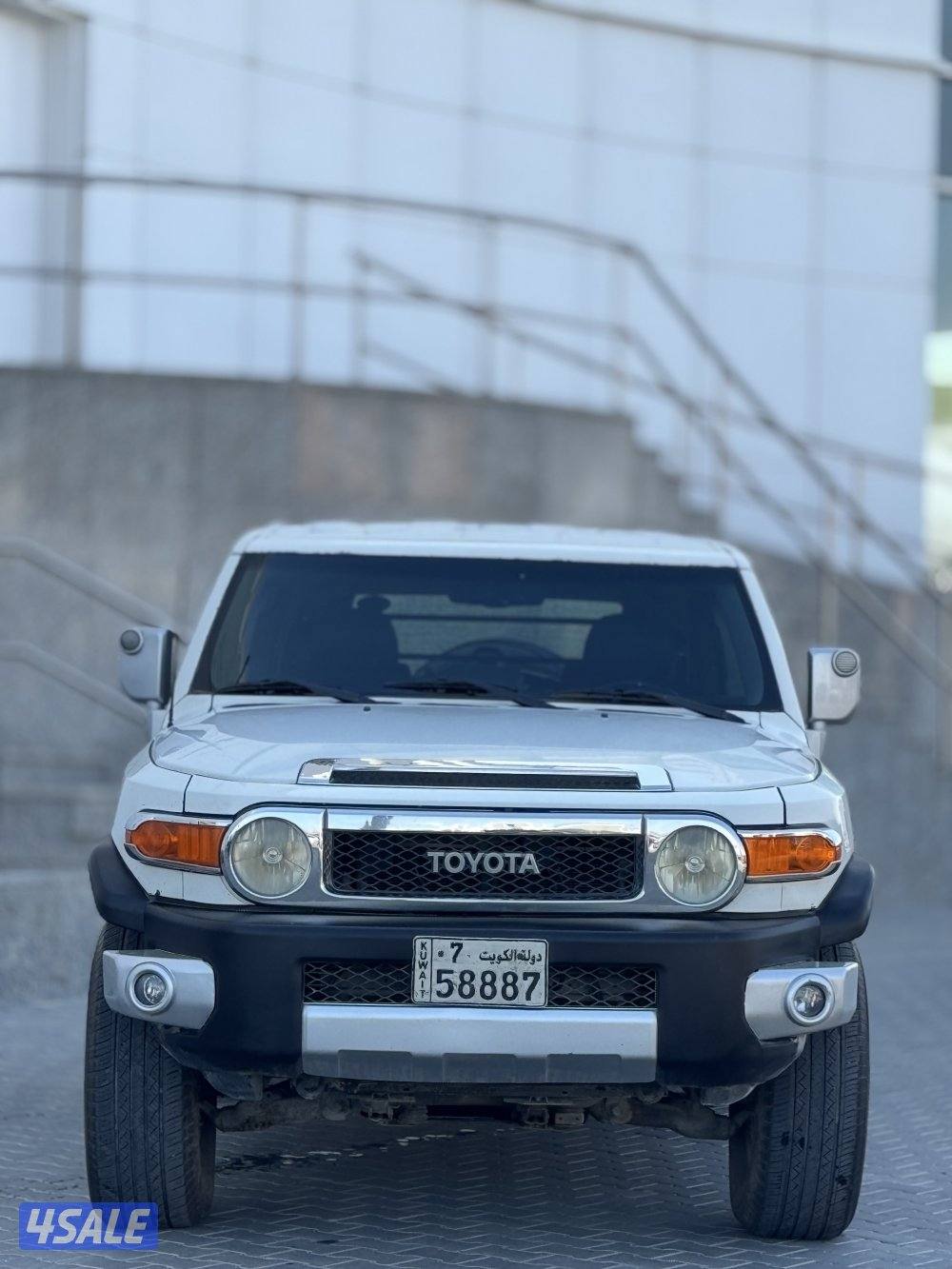 للبيع تويوتا اف جي موديل 20113