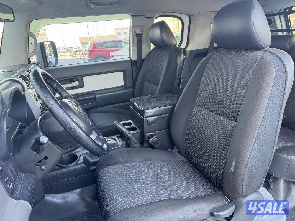 للبيع تويوتا اف جي موديل 20117