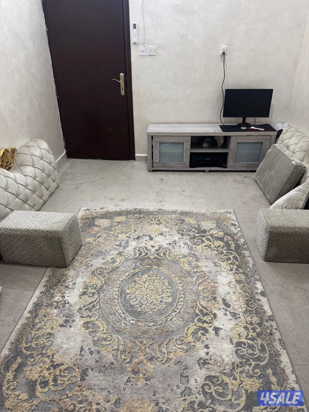 للبيع اثاث ديوانية شبه جديد جلسة أرضية مع بردة ستارة مع تكايات ومساند0