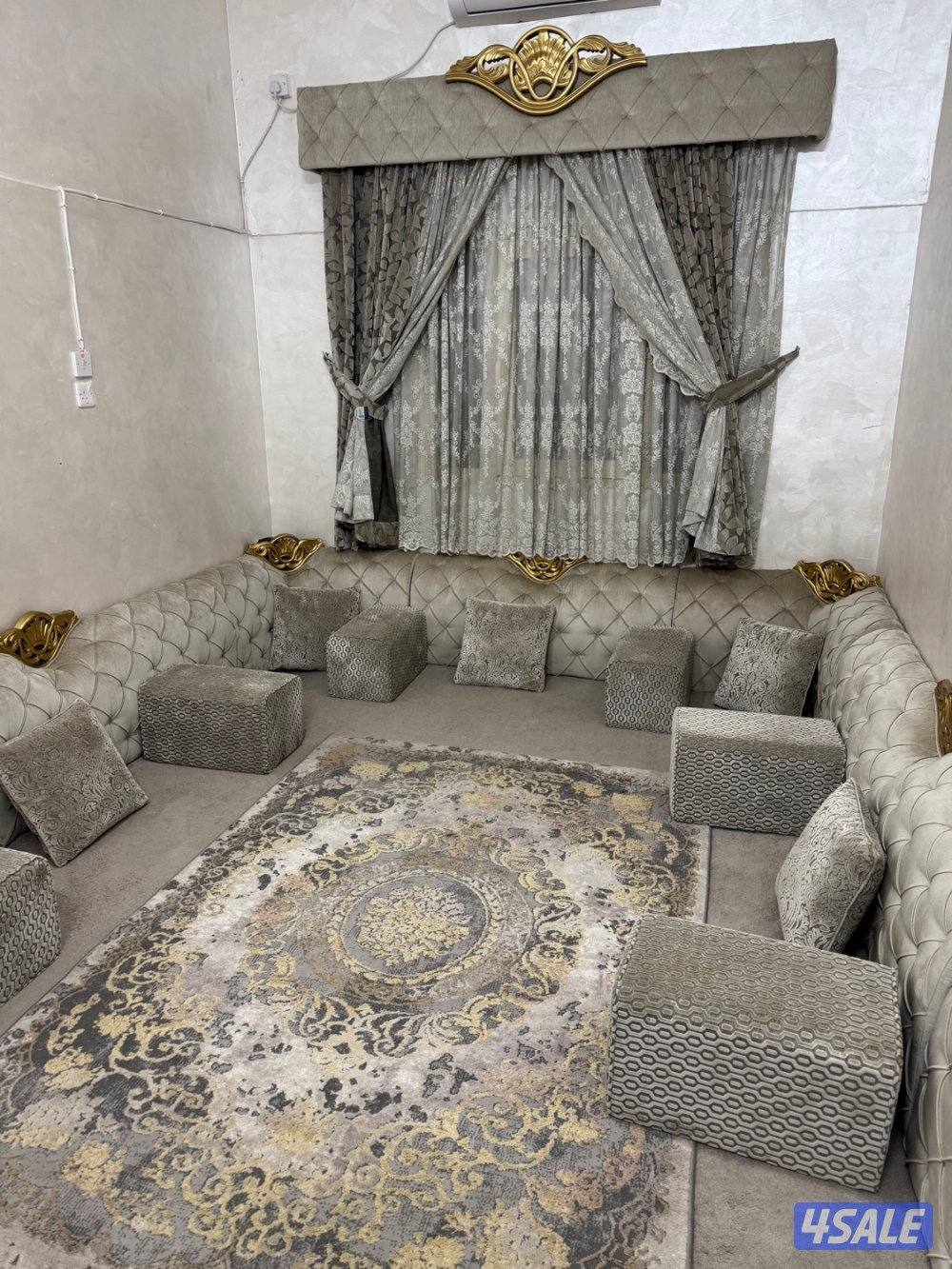 للبيع اثاث ديوانية شبه جديد جلسة أرضية مع بردة ستارة مع تكايات ومساند1