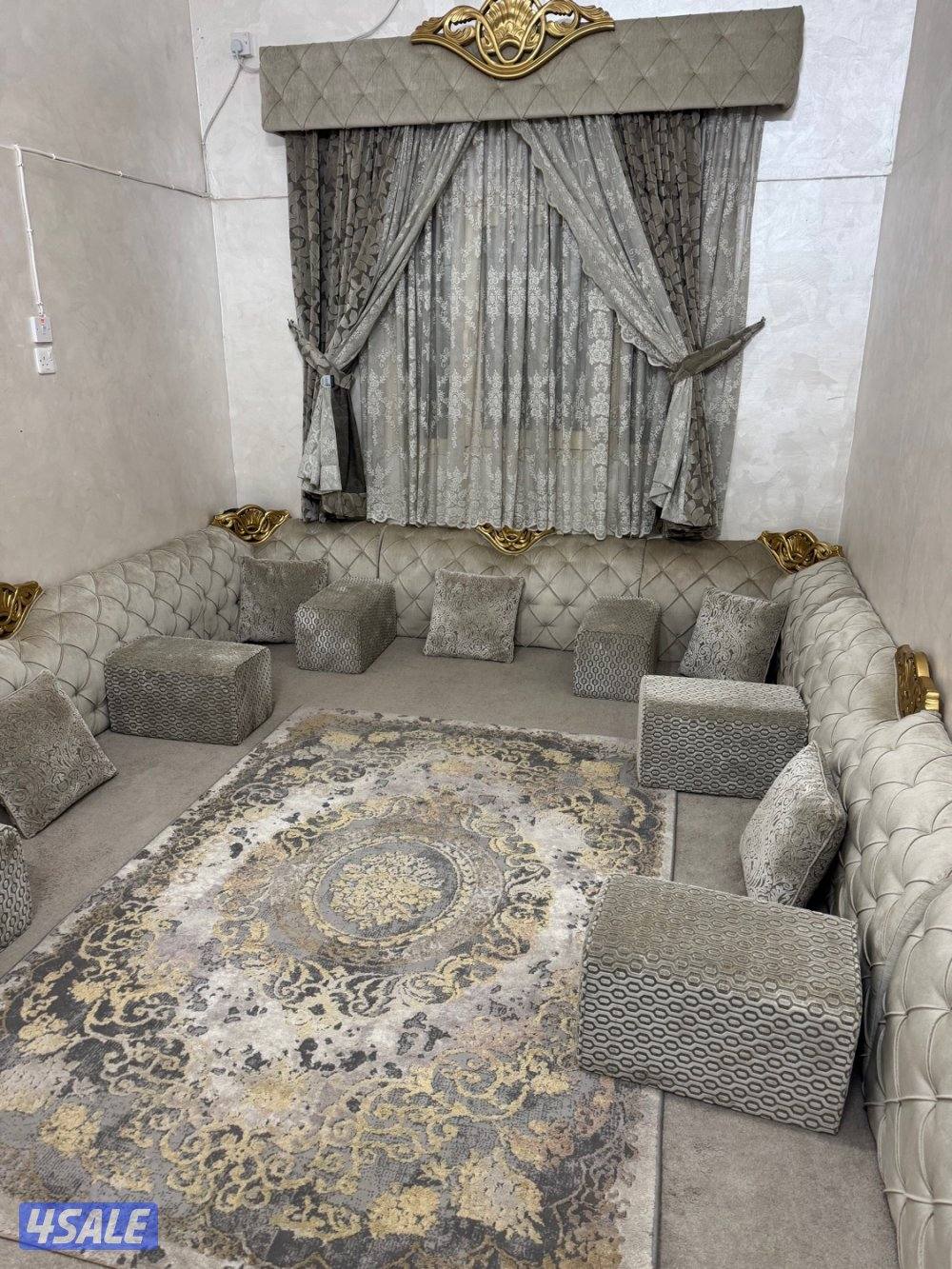 للبيع اثاث ديوانية شبه جديد جلسة أرضية مع بردة ستارة مع تكايات ومساند2