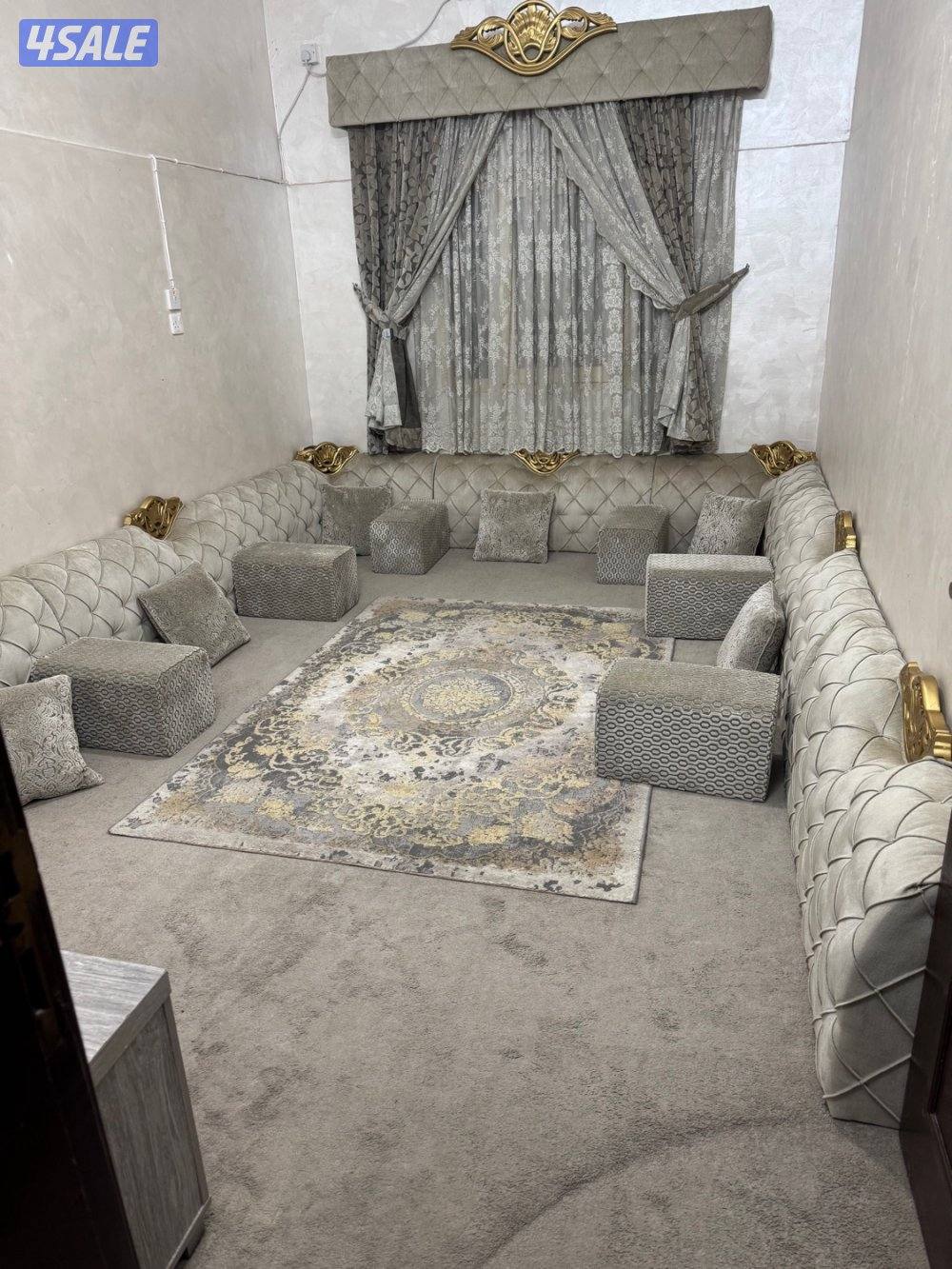 للبيع اثاث ديوانية شبه جديد جلسة أرضية مع بردة ستارة مع تكايات ومساند3