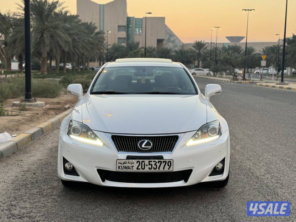لكزس IS300 موديل 2012 بحاله ممتازه جدا2