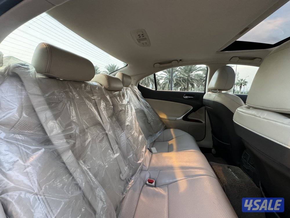 لكزس IS300 موديل 2012 بحاله ممتازه جدا9