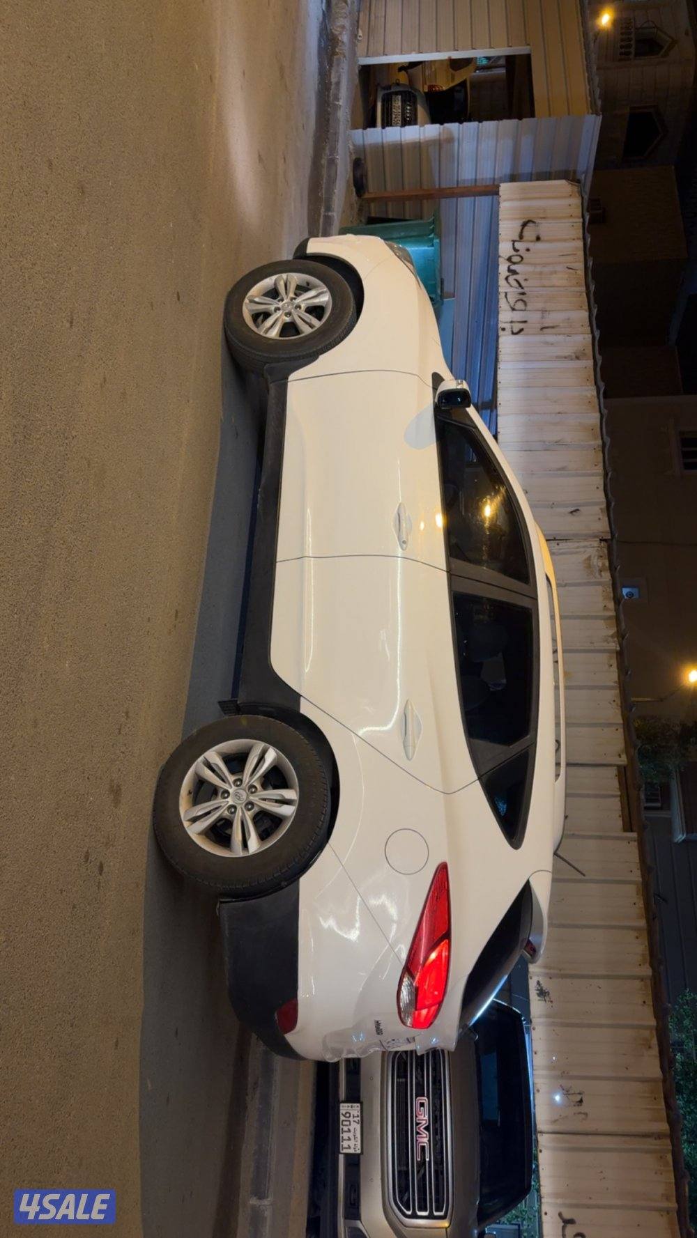 للبيع جيب توسان ٢٠١١ لون ابيض ماشي ٢٧٠2