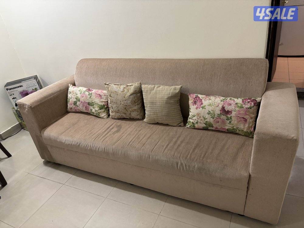 Sofa in very good condition with 4 pillows for sale0