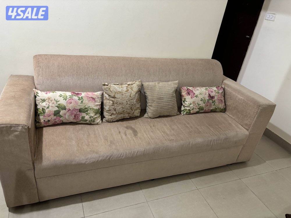 Sofa in very good condition with 4 pillows for sale1