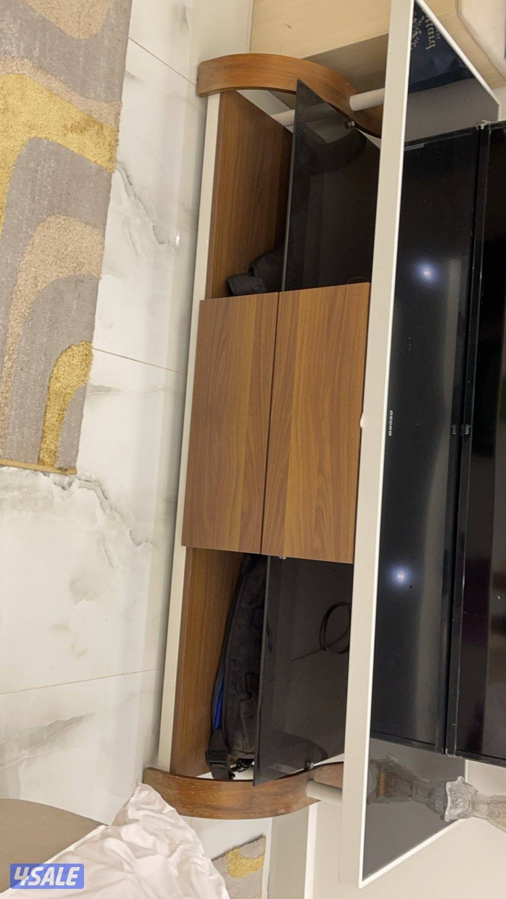 للبيع طاوله تلفزون كبيره ونظيفه ماركه GECKO0