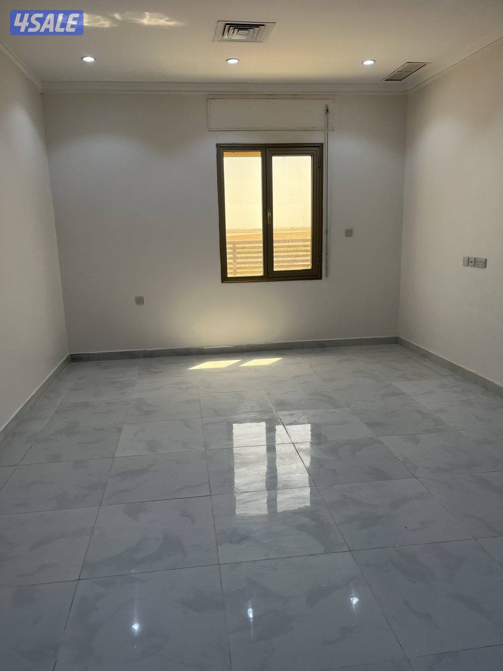 للايجار شقه كبيره صاله و٣ غرف نوم منهاماستر ومطبخ راكب وغرفه غساله0