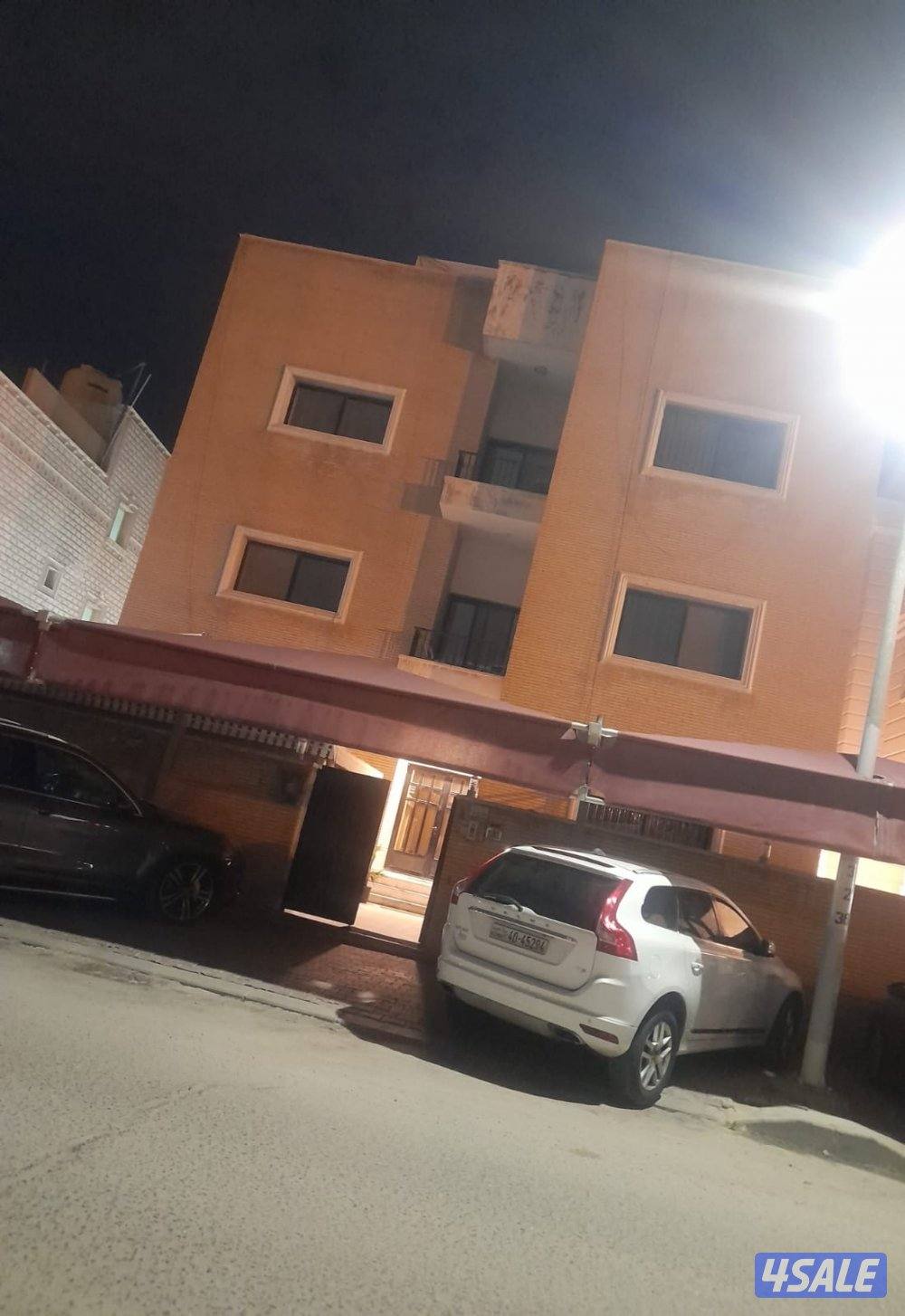 بيت استثماري بموقع ممتاز بجانب خدمات وثيقة حرة واخلاء فوري0