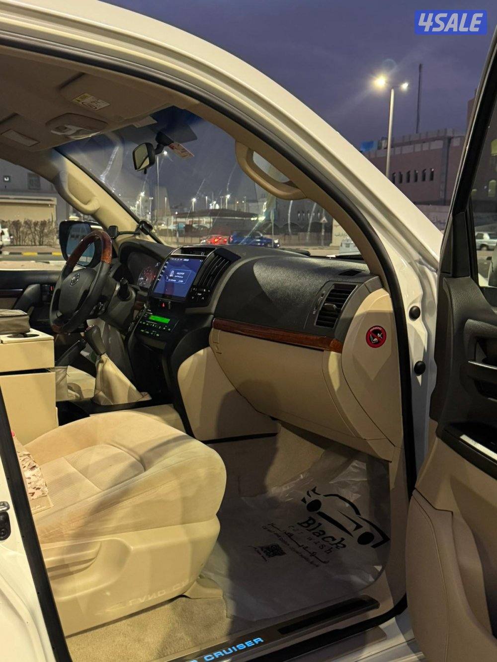 للبيع لاندكروزر ٢٠١٤ قير عادي اللون ابيض سبير علاق شرط الفحص0