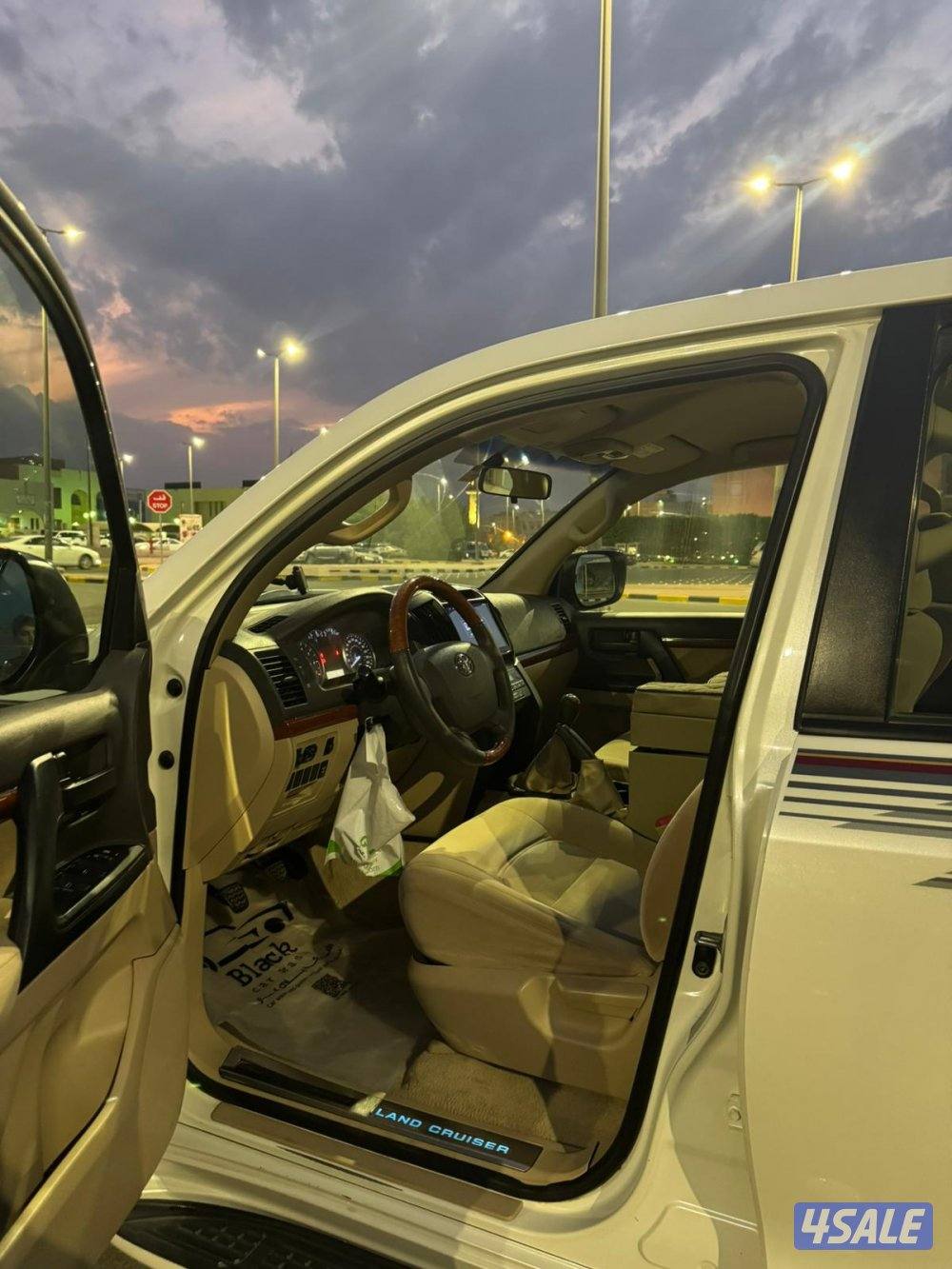 للبيع لاندكروزر ٢٠١٤ قير عادي اللون ابيض سبير علاق شرط الفحص1