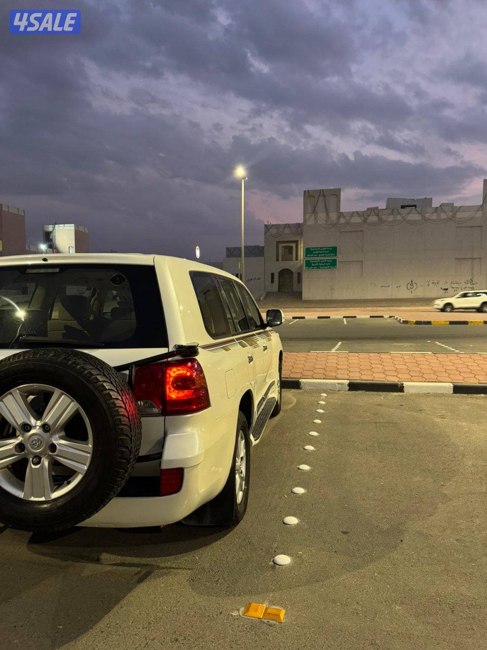 للبيع لاندكروزر ٢٠١٤ قير عادي اللون ابيض سبير علاق شرط الفحص2