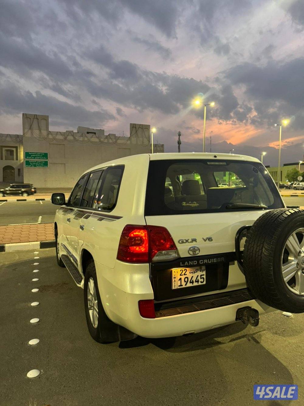 للبيع لاندكروزر ٢٠١٤ قير عادي اللون ابيض سبير علاق شرط الفحص3