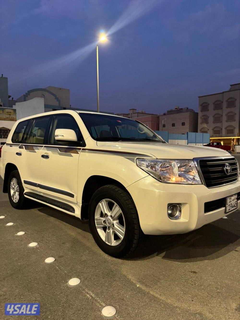 للبيع لاندكروزر ٢٠١٤ قير عادي اللون ابيض سبير علاق شرط الفحص4
