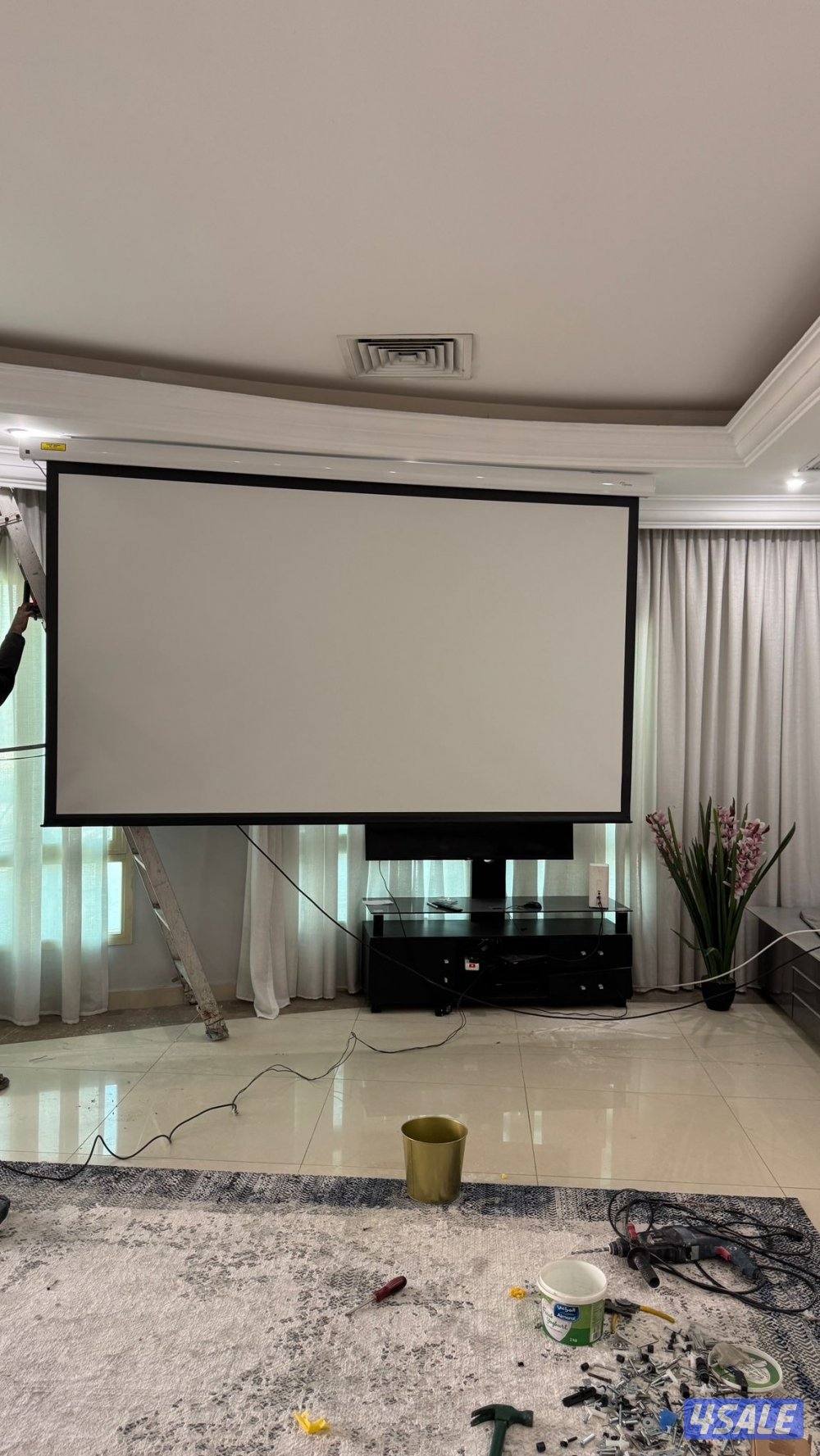 شاشة بروجكتر كهربائية ماركة اوبتوما مقاس ١٢٠ بوصة1