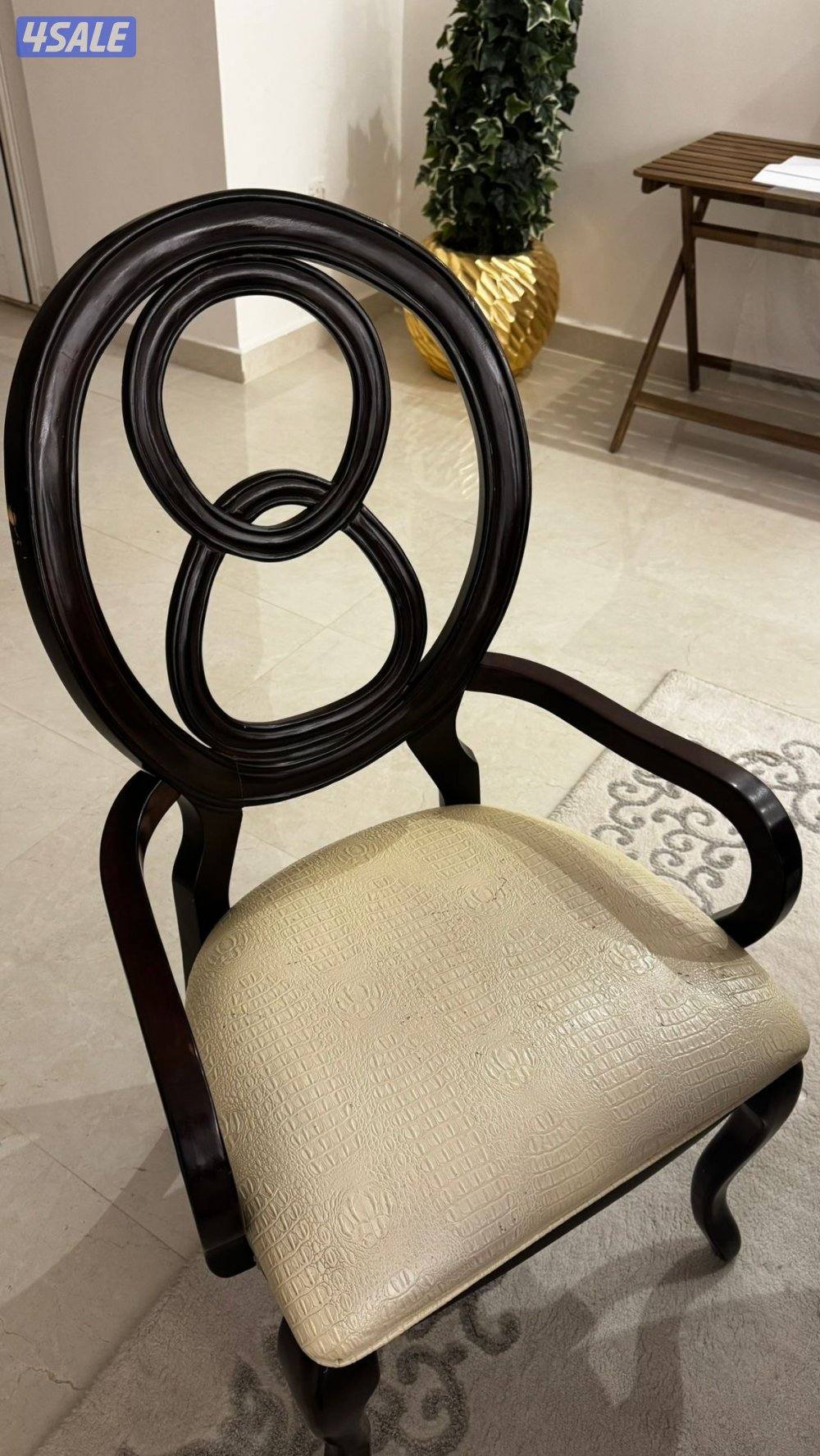 طاولة طعام0