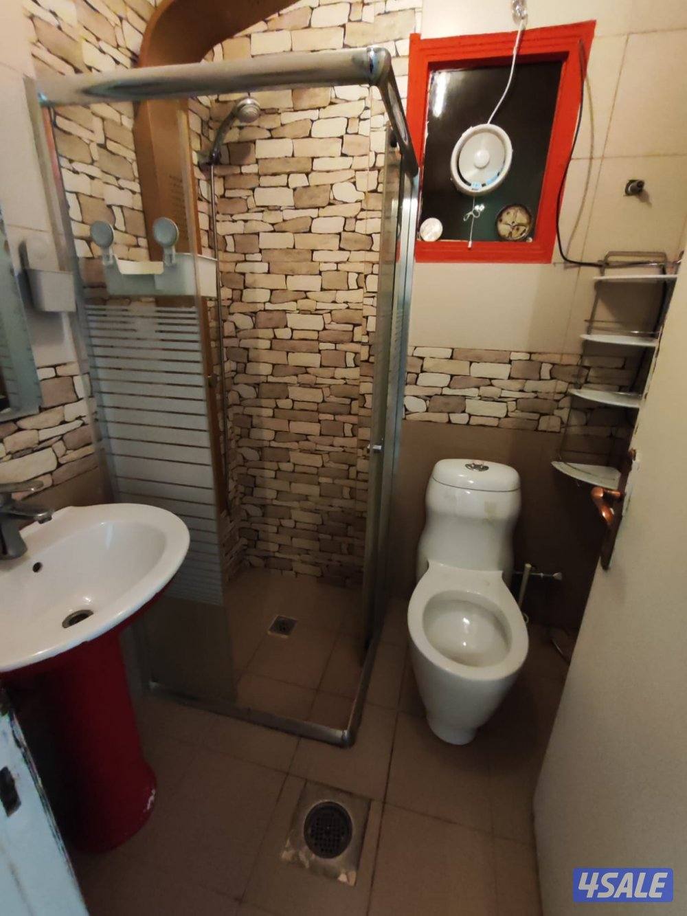 شقه للإيجار غرفتين ومطبخ و2حمام موقع ممتاز خدمات كامله4