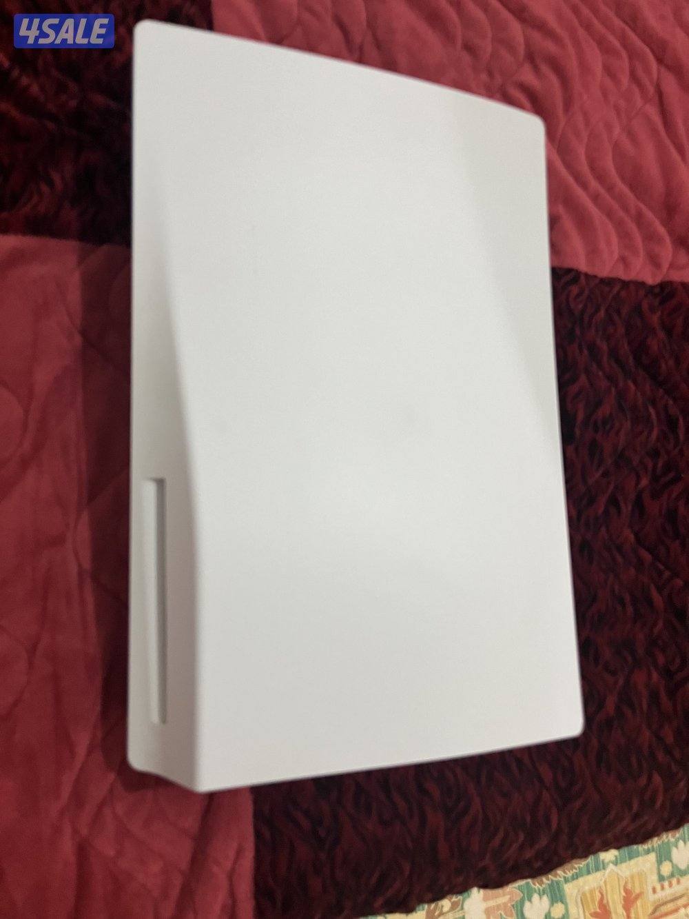 للبيع بلايستيشن 5 نظيف جدا مع يده وجميع الويرات والكرتونة شبه جديد0