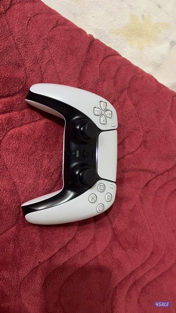 للبيع بلايستيشن 5 نظيف جدا مع يده وجميع الويرات والكرتونة شبه جديد1