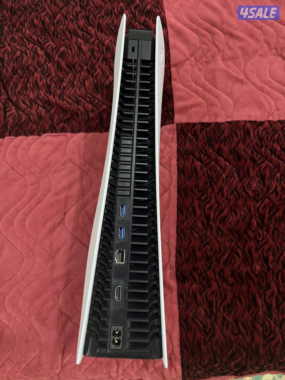 للبيع بلايستيشن 5 نظيف جدا مع يده وجميع الويرات والكرتونة شبه جديد2