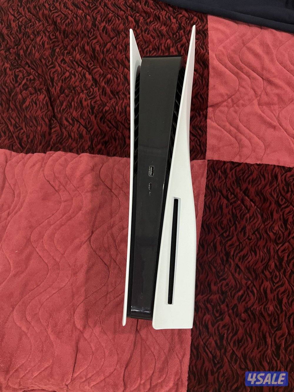 للبيع بلايستيشن 5 نظيف جدا مع يده وجميع الويرات والكرتونة شبه جديد3