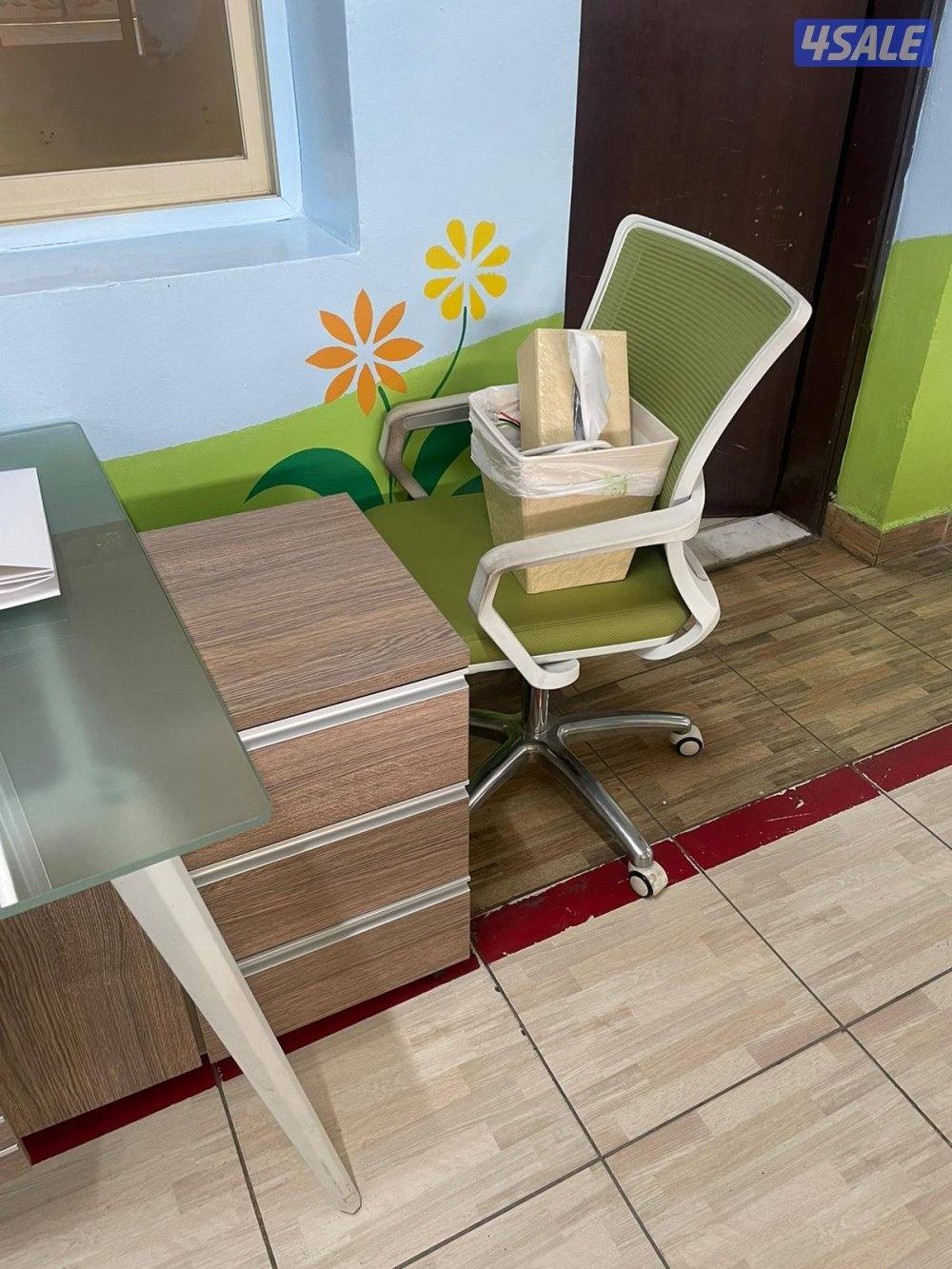 طاولتين وكرسي0