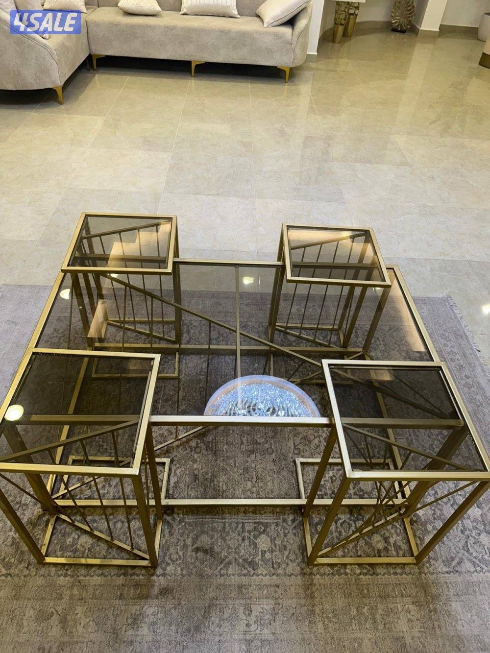 للبيع طاولتين كبار و ٨  طاولات صغار للتقديم في حالتهم الجديده1