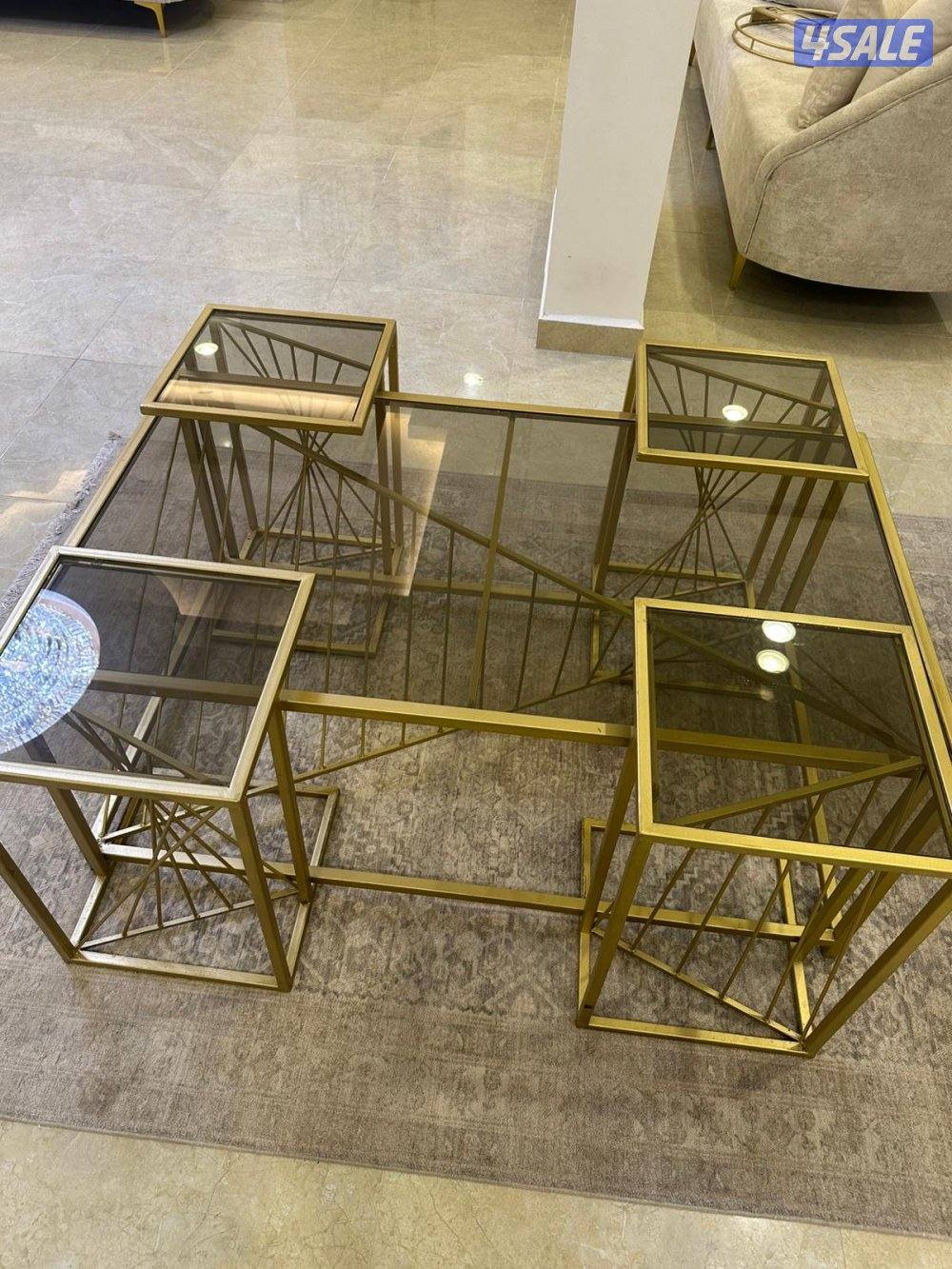 للبيع طاولتين كبار و ٨  طاولات صغار للتقديم في حالتهم الجديده0