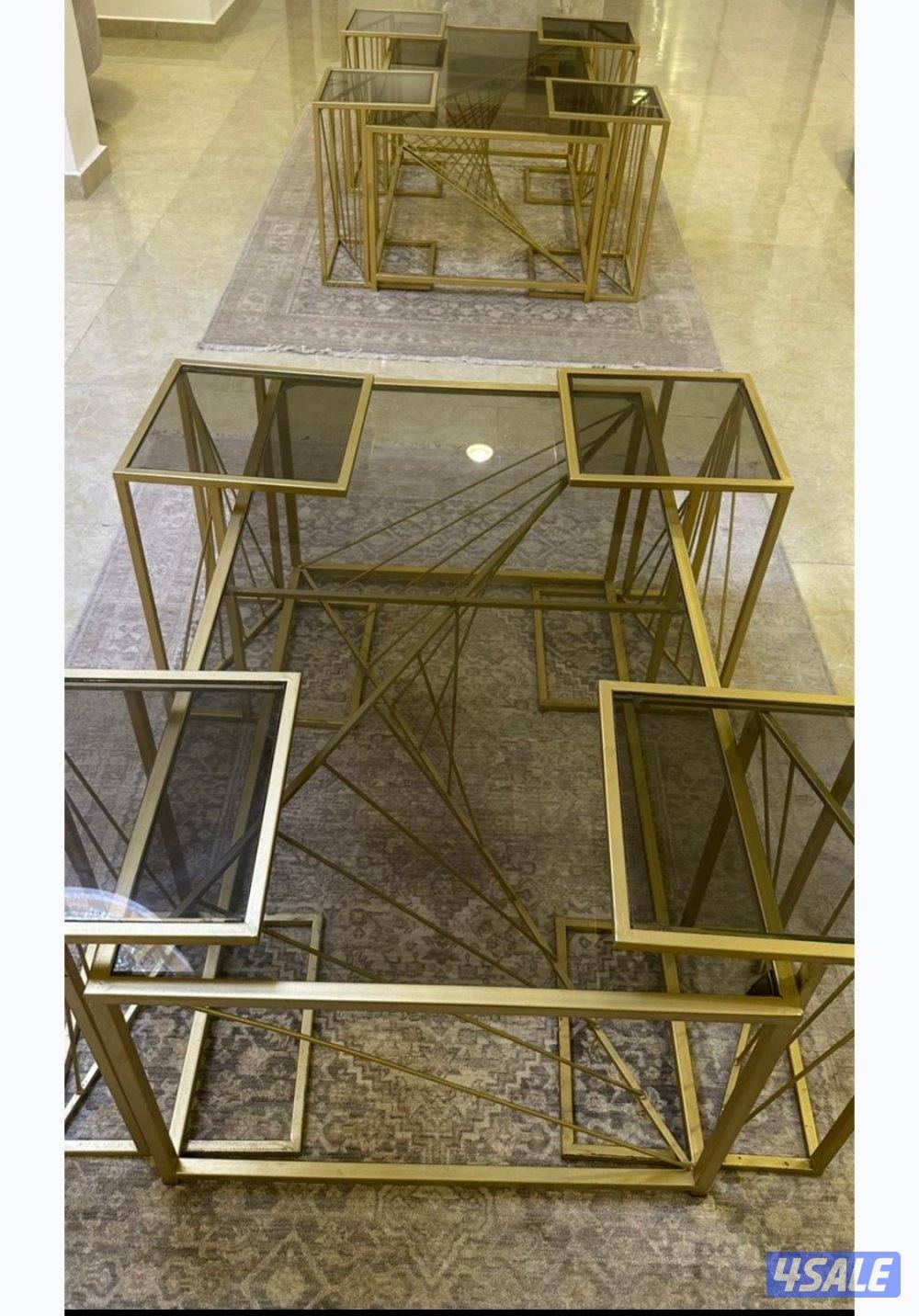 للبيع طاولتين كبار و ٨  طاولات صغار للتقديم في حالتهم الجديده2