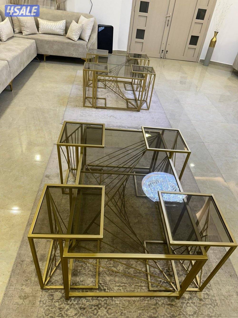 للبيع طاولتين كبار و ٨  طاولات صغار للتقديم في حالتهم الجديده3