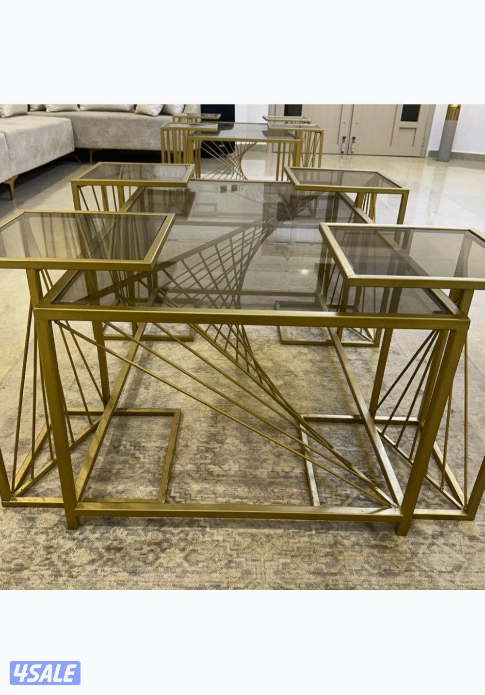 للبيع طاولتين كبار و ٨  طاولات صغار للتقديم في حالتهم الجديده4