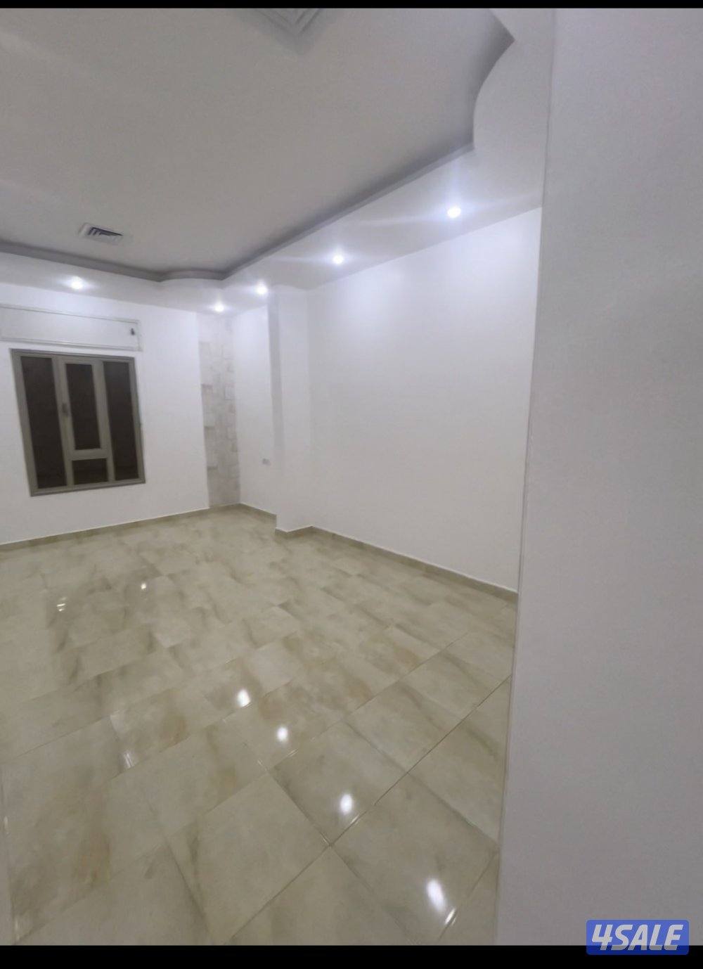 شقة للإيجار تتكون من عدد 3 غرف منها ماستر وغرفة عامل سخان مركزي سنترال6