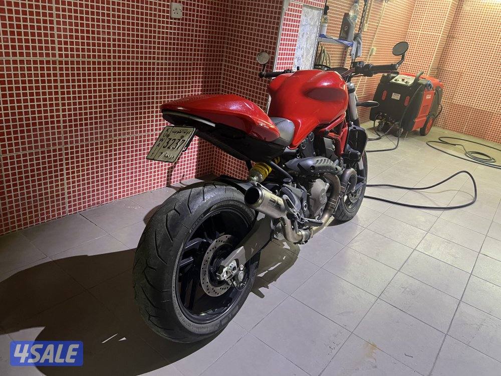 2015 Ducati Monster 8212