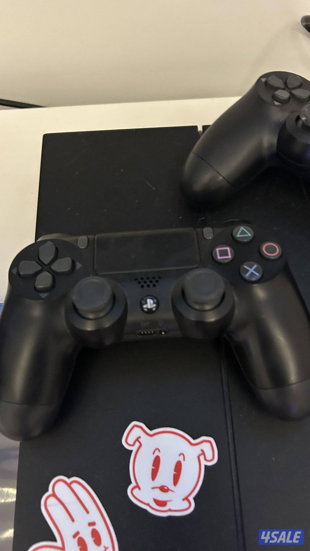 PS4 Console Bundle for Sale للبيع جهاز PS4 مع ملحقاته3