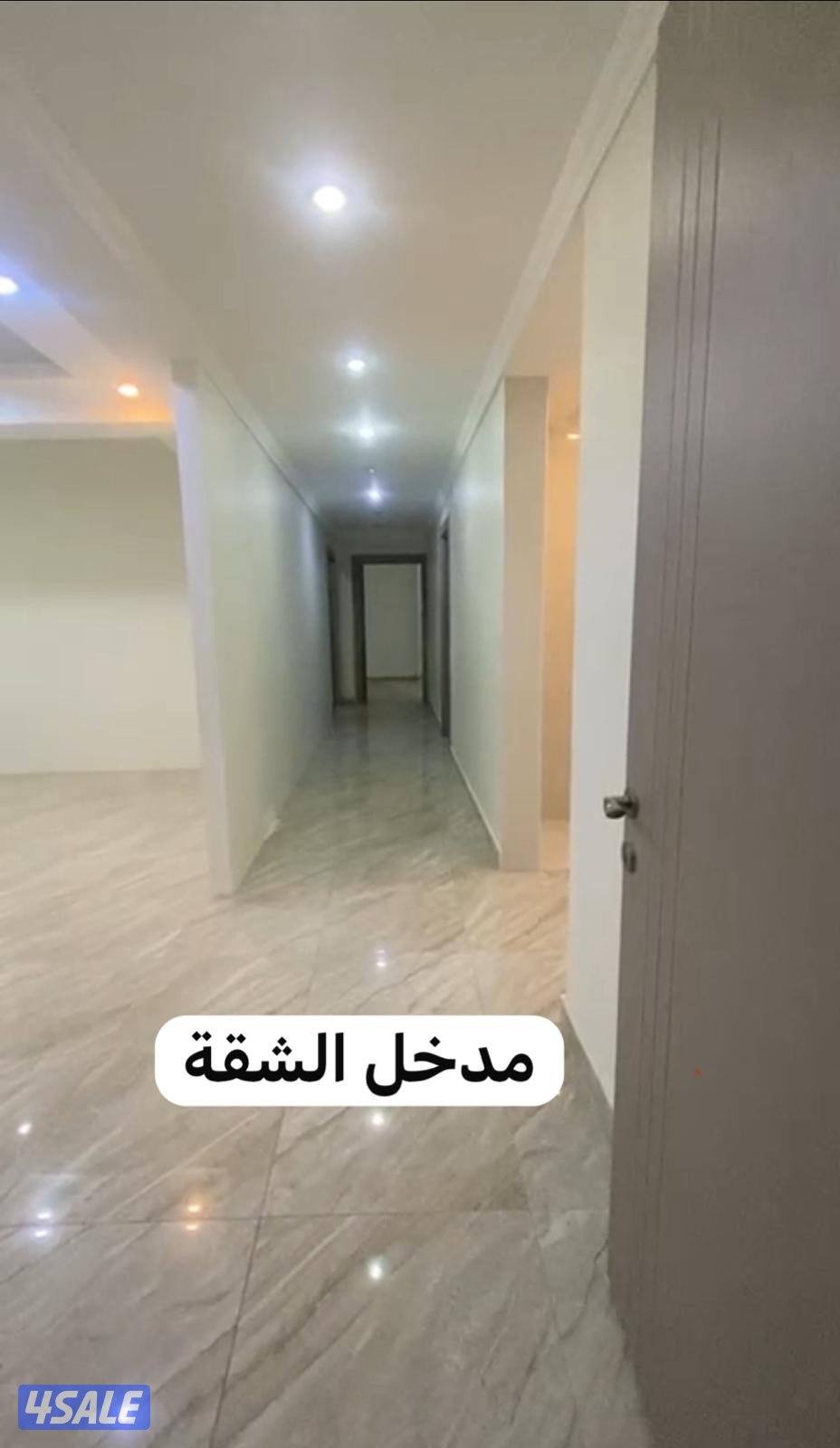 شقة أرضية ٣ غرف وحمامين ومطبخ  وصالة وموقف سيارتين من المالك مباشر0